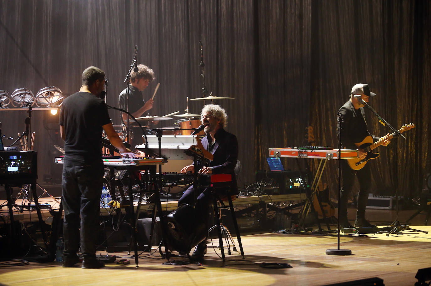 Pequeño Club Imposible y León Benavente fueron los encargados de poner la música este viernes en San Mateo. Este sábado será el turno de Dvicio.