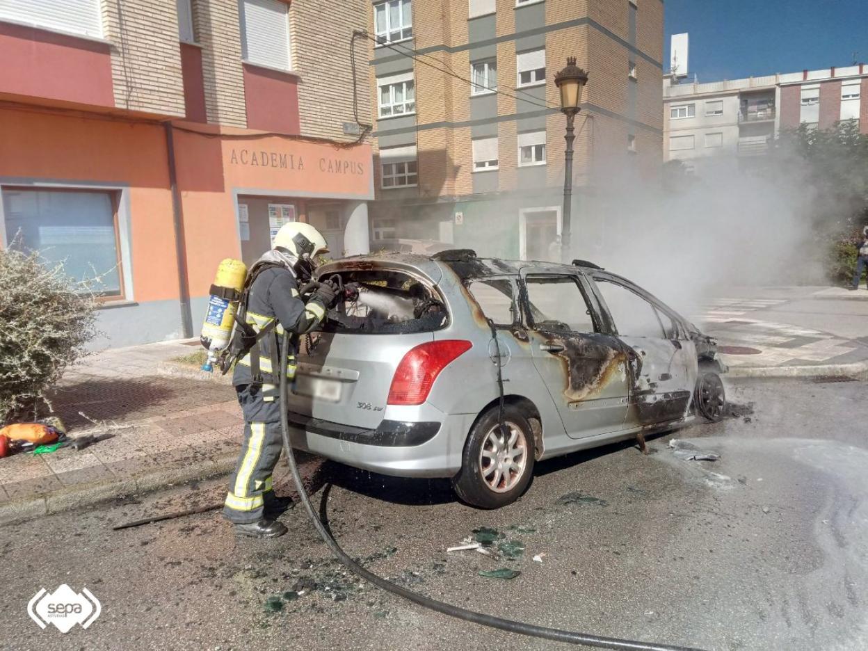 Arde un turismo en Tapia