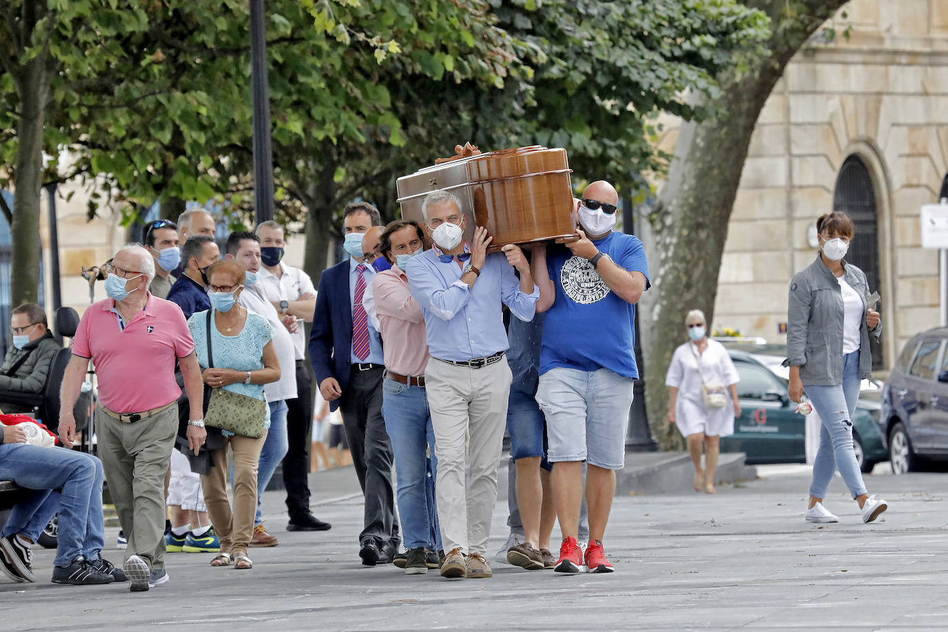 Su funeral se celebró en la iglesia de San Pedro. Sus restos fueron trasladados al cementerio de Ceares