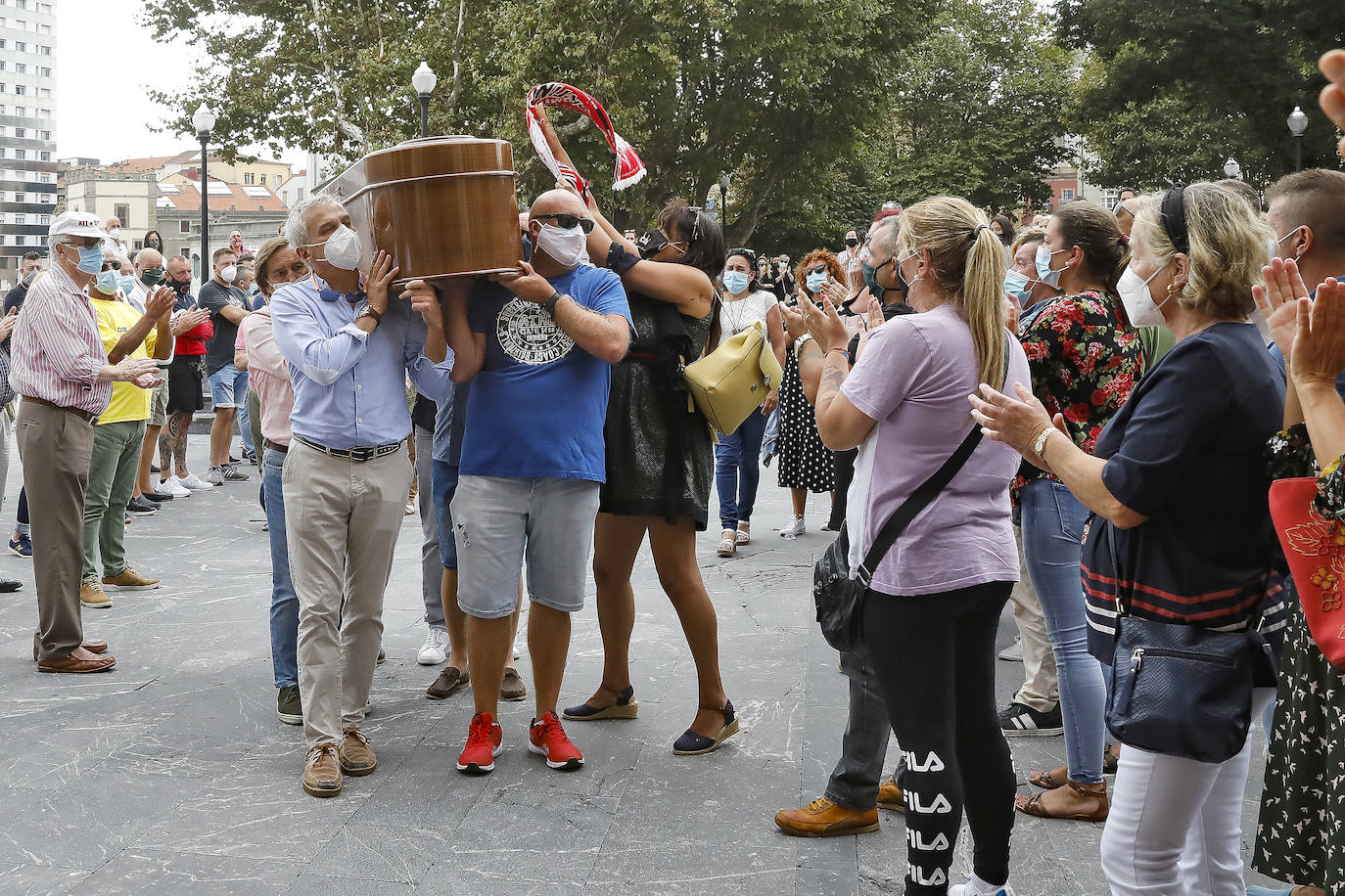 Su funeral se celebró en la iglesia de San Pedro. Sus restos fueron trasladados al cementerio de Ceares