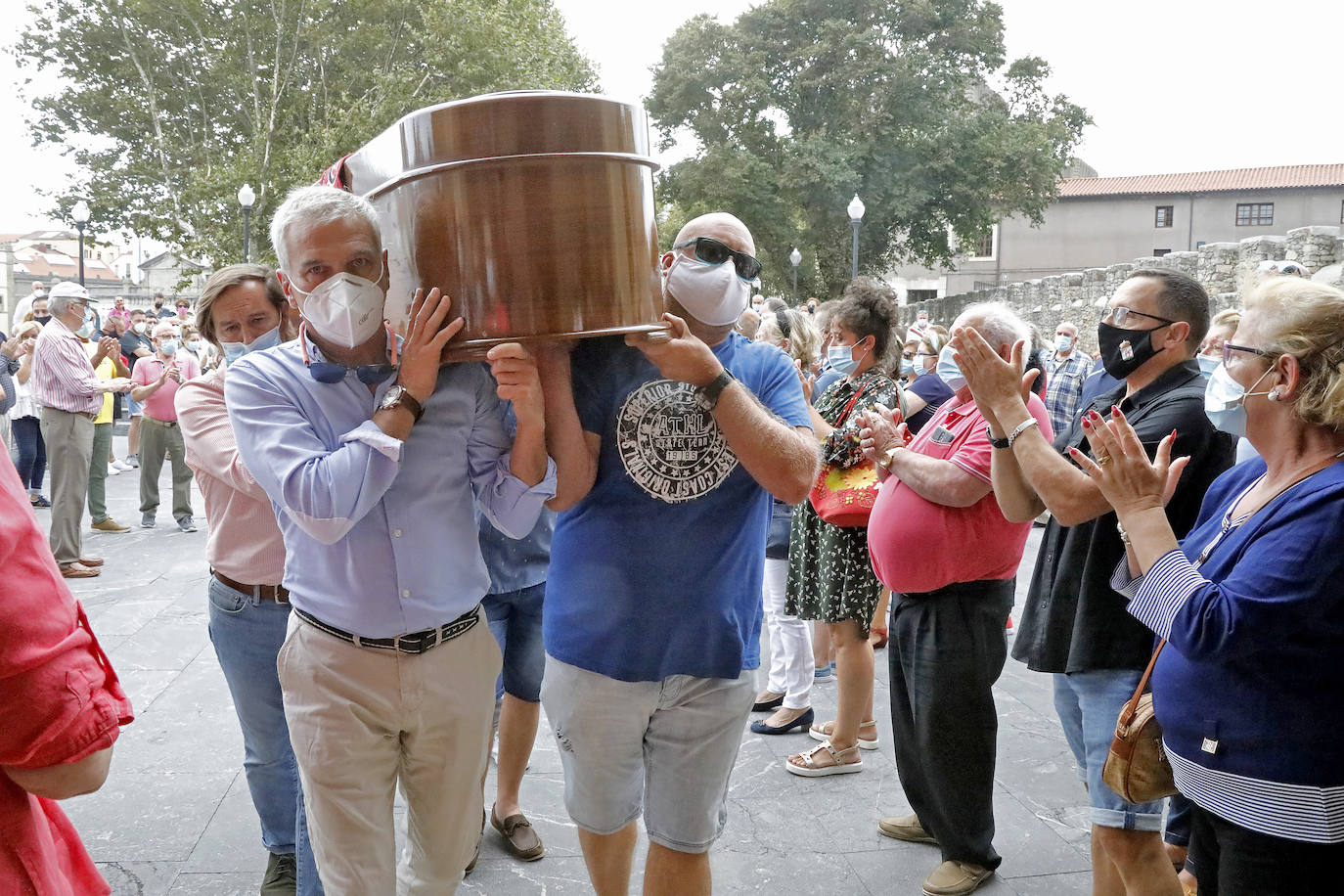 Su funeral se celebró en la iglesia de San Pedro. Sus restos fueron trasladados al cementerio de Ceares