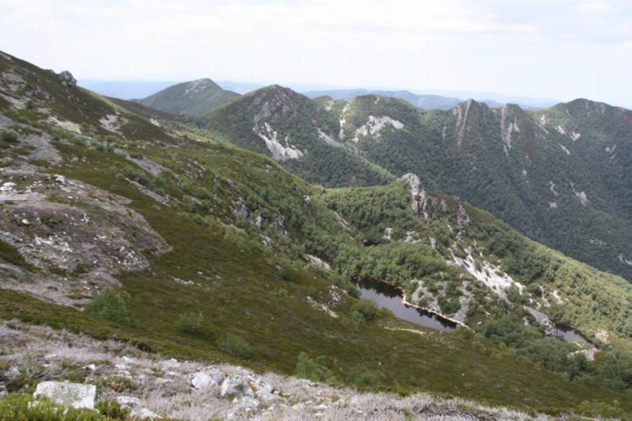 Vista de las lagunas de Muniellos desde el lugar donde se creará el futuro mirador del monte de Omente. 