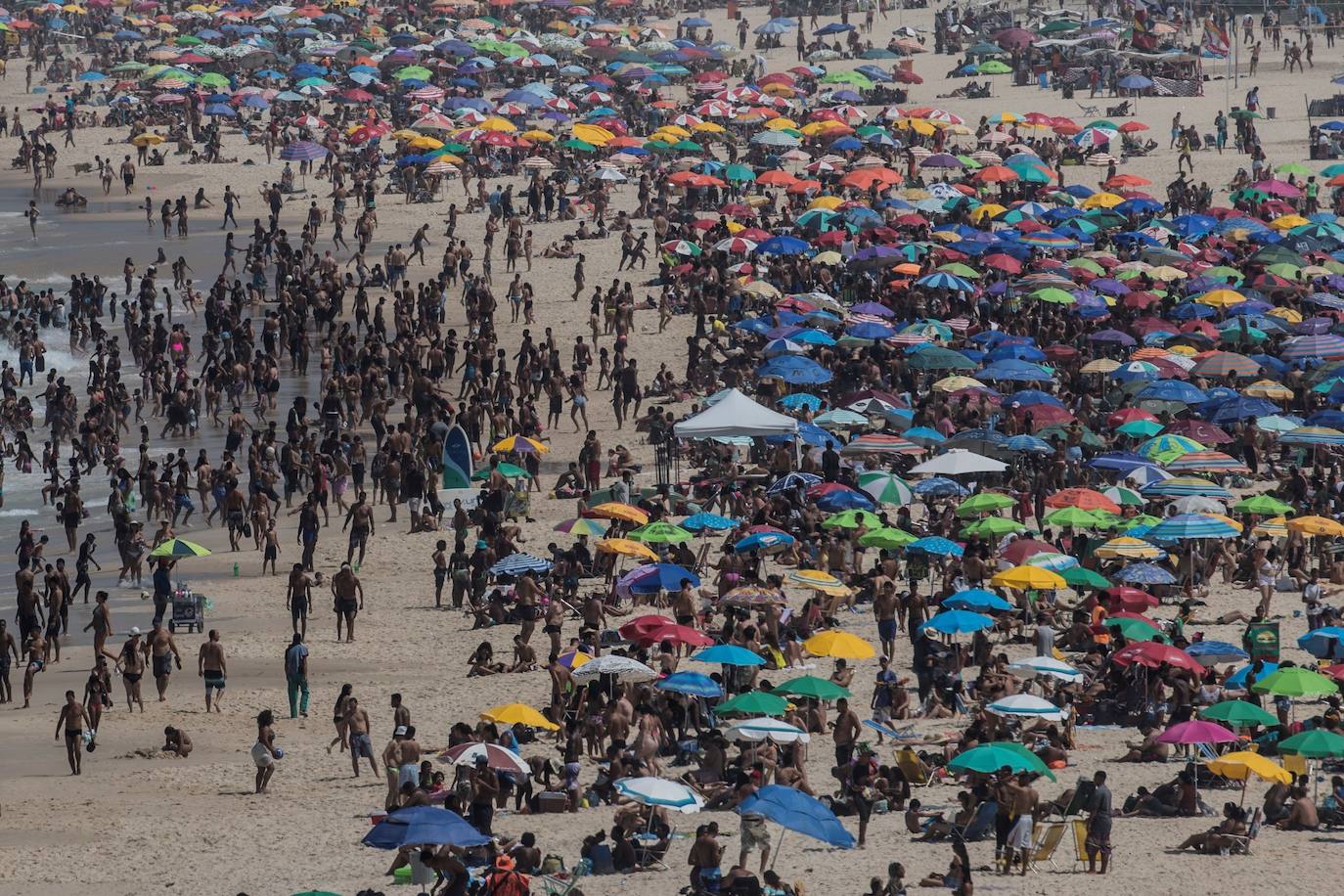 Las imágenes de Río de Janeiro durante el fin de semana muestran una multitud de personas en la arena y en el mar