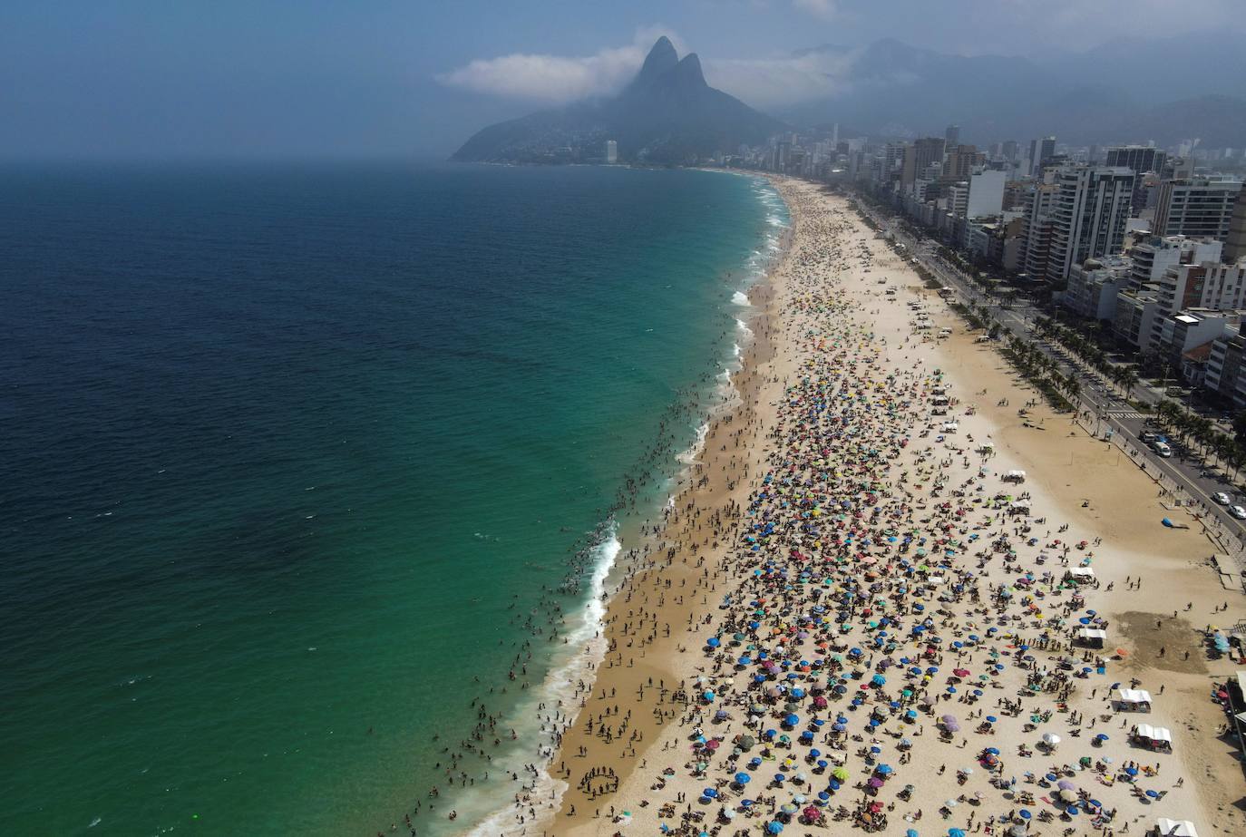 Las imágenes de Río de Janeiro durante el fin de semana muestran una multitud de personas en la arena y en el mar