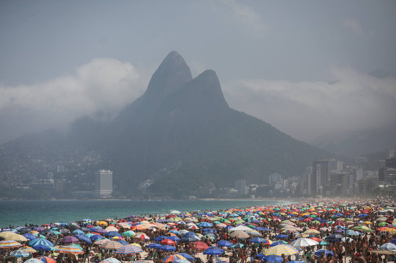Las imágenes de Río de Janeiro durante el fin de semana muestran una multitud de personas en la arena y en el mar