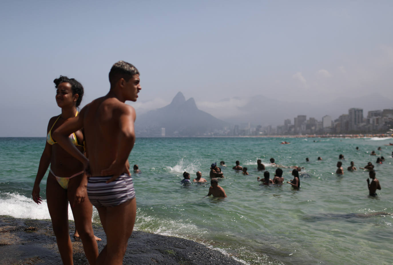 Las imágenes de Río de Janeiro durante el fin de semana muestran una multitud de personas en la arena y en el mar