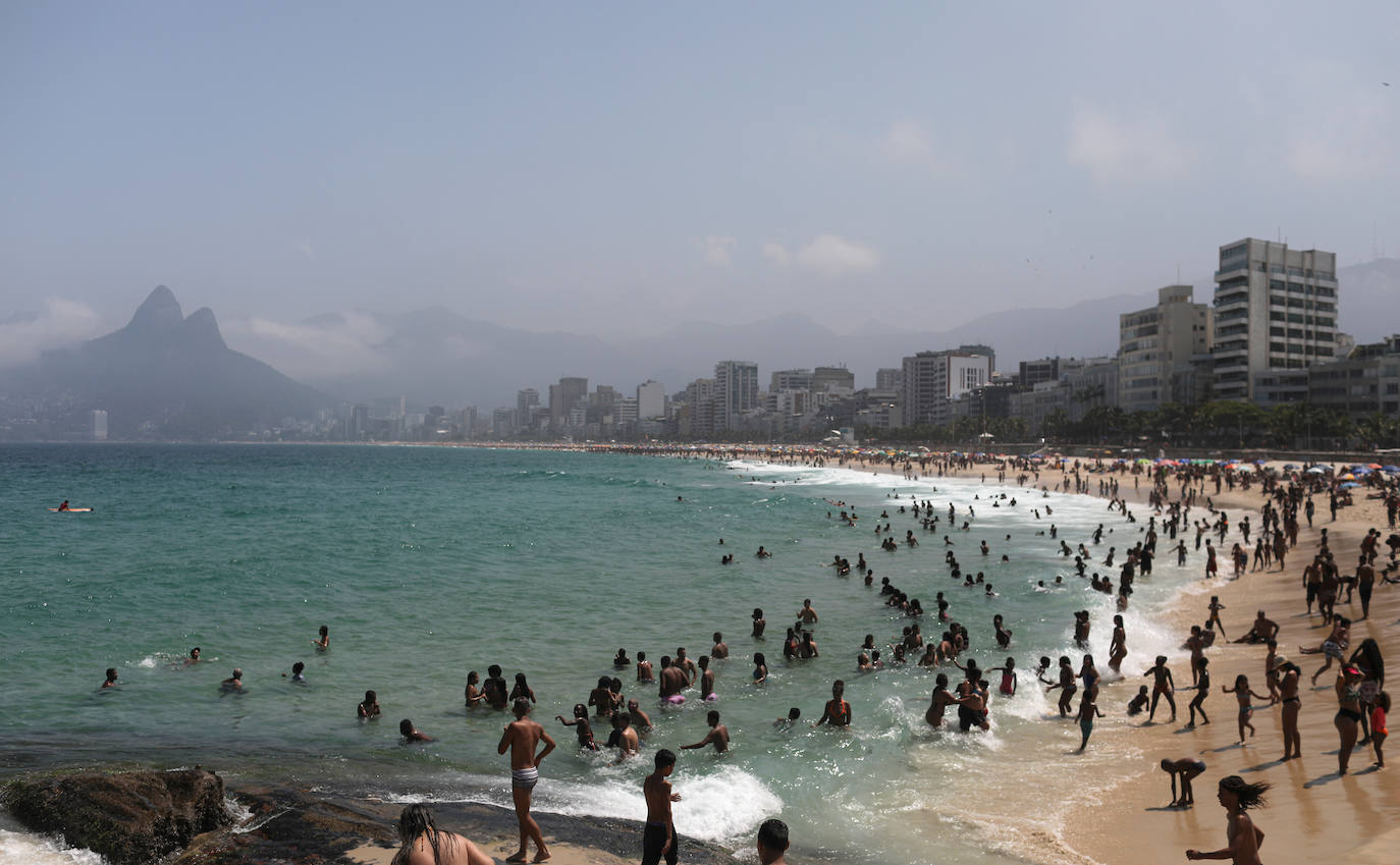 Las imágenes de Río de Janeiro durante el fin de semana muestran una multitud de personas en la arena y en el mar