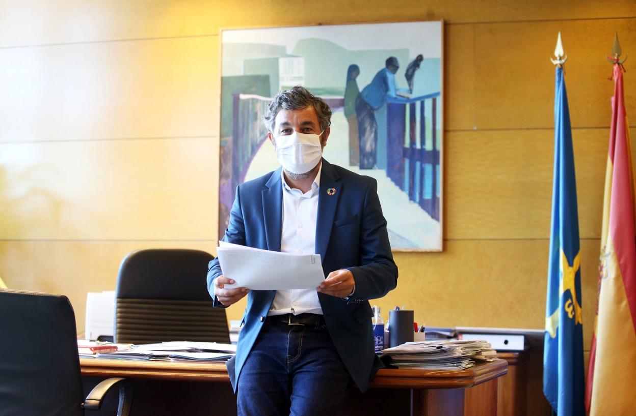 El consejero Alejandro Calvo, en su despacho de Oviedo. 