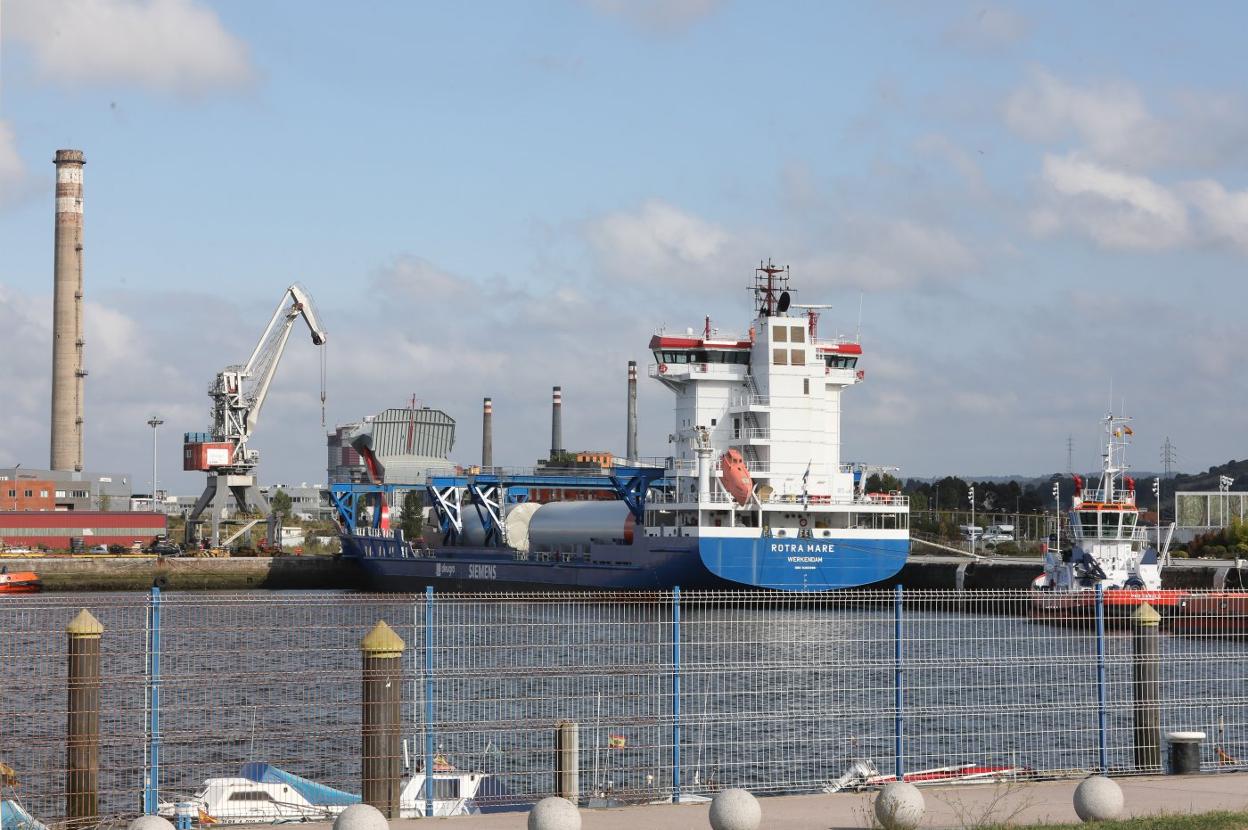 Uno de los buques que operaba ayer en el puerto de Avilés. 