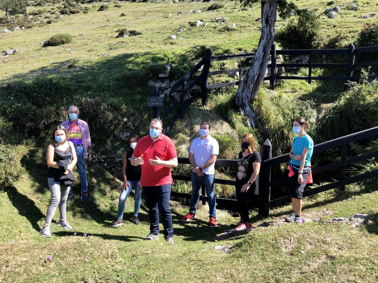 Adrián Barbón, junto a otros miembros de la FSA en el Pozu Funeres, Laviana. 