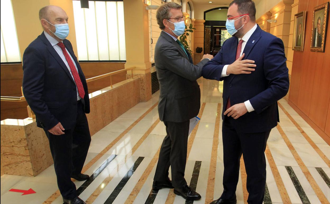Núñez Feijóo y Barbón se saludan ante Juan Cofiño en la sede de Presidencia.
