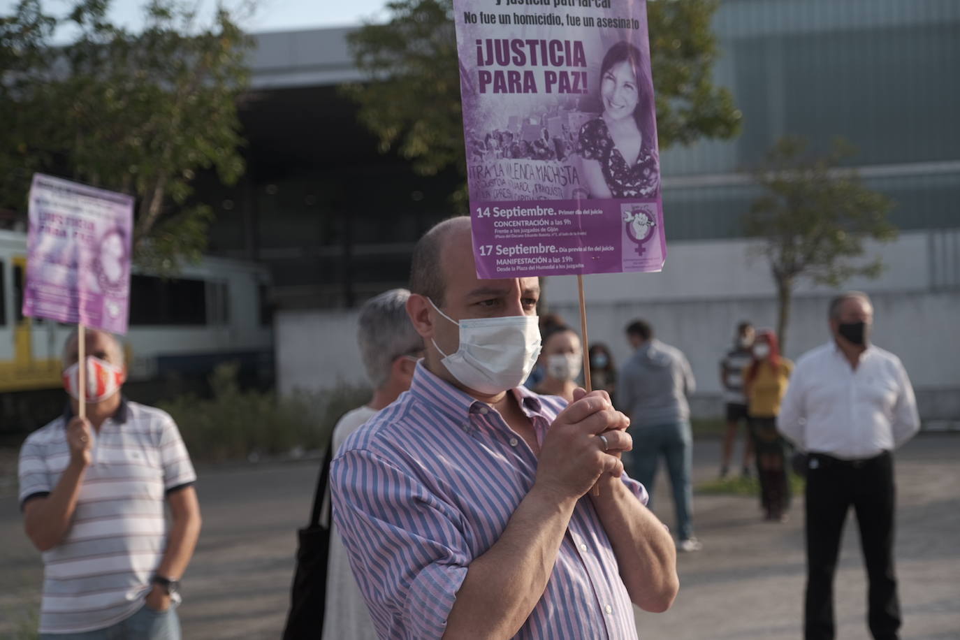 Colectivos feministas se han concentrado este lunes en Gijón ante la Audiencia Provincial para reclamar "justicia" por el "asesinato machista" de Paz Fernández Borrego, con motivo del inicio del juicio a Javier Ledo, acusado matarla en 2018 y arrojar su cadáver al arroyo de La Pontiga.