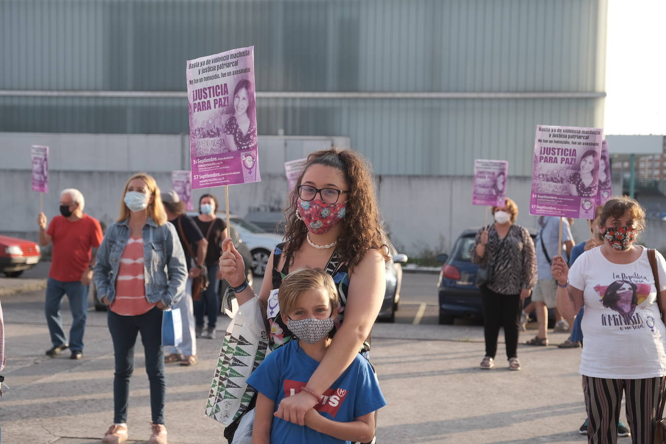 Colectivos feministas se han concentrado este lunes en Gijón ante la Audiencia Provincial para reclamar "justicia" por el "asesinato machista" de Paz Fernández Borrego, con motivo del inicio del juicio a Javier Ledo, acusado matarla en 2018 y arrojar su cadáver al arroyo de La Pontiga.