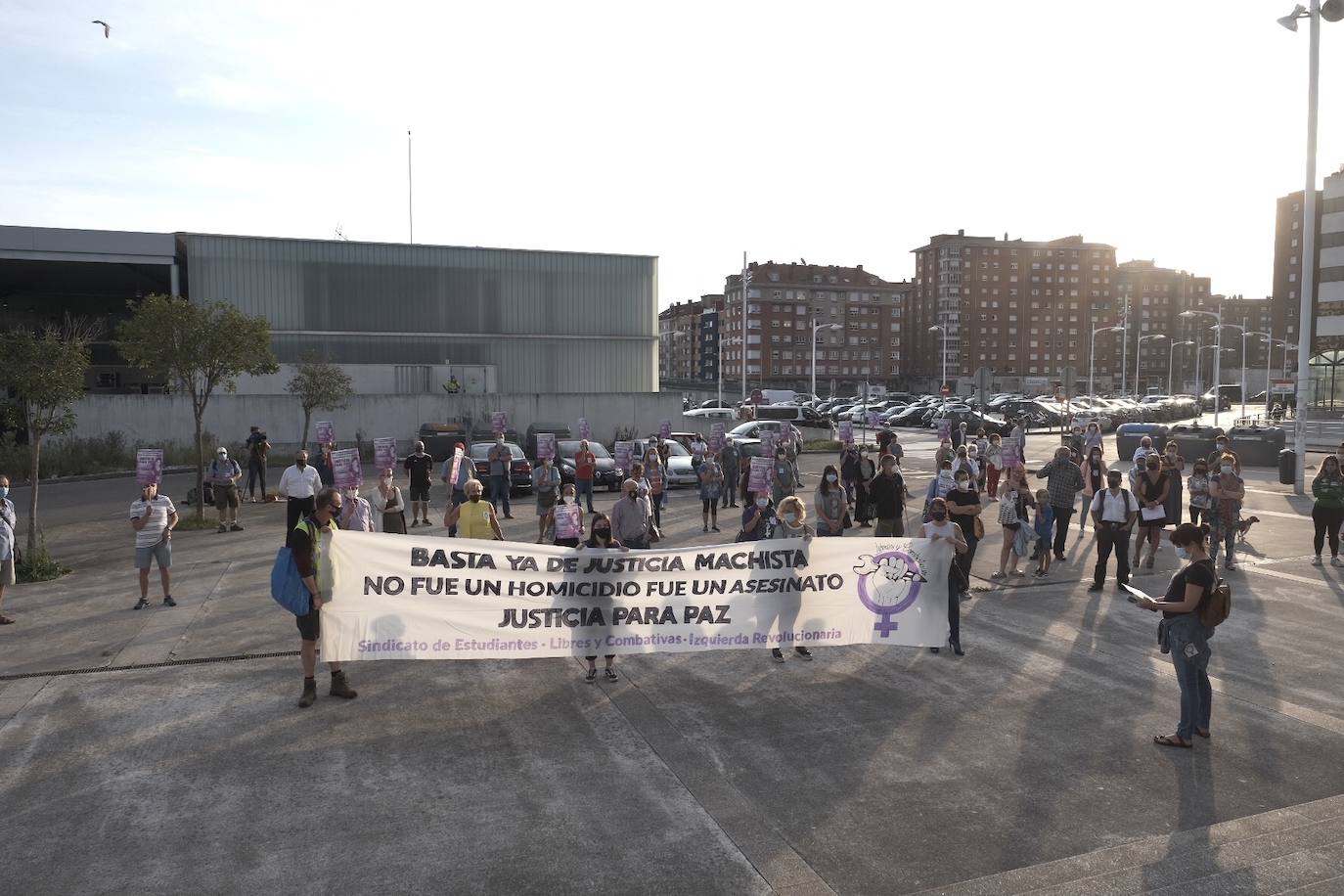 Colectivos feministas se han concentrado este lunes en Gijón ante la Audiencia Provincial para reclamar "justicia" por el "asesinato machista" de Paz Fernández Borrego, con motivo del inicio del juicio a Javier Ledo, acusado matarla en 2018 y arrojar su cadáver al arroyo de La Pontiga.