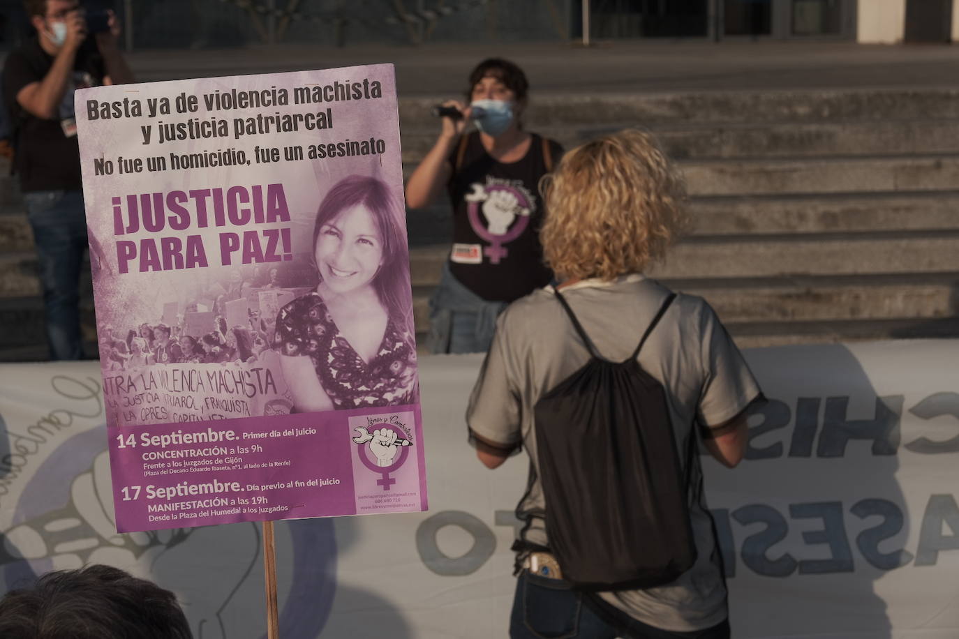 Colectivos feministas se han concentrado este lunes en Gijón ante la Audiencia Provincial para reclamar "justicia" por el "asesinato machista" de Paz Fernández Borrego, con motivo del inicio del juicio a Javier Ledo, acusado matarla en 2018 y arrojar su cadáver al arroyo de La Pontiga.