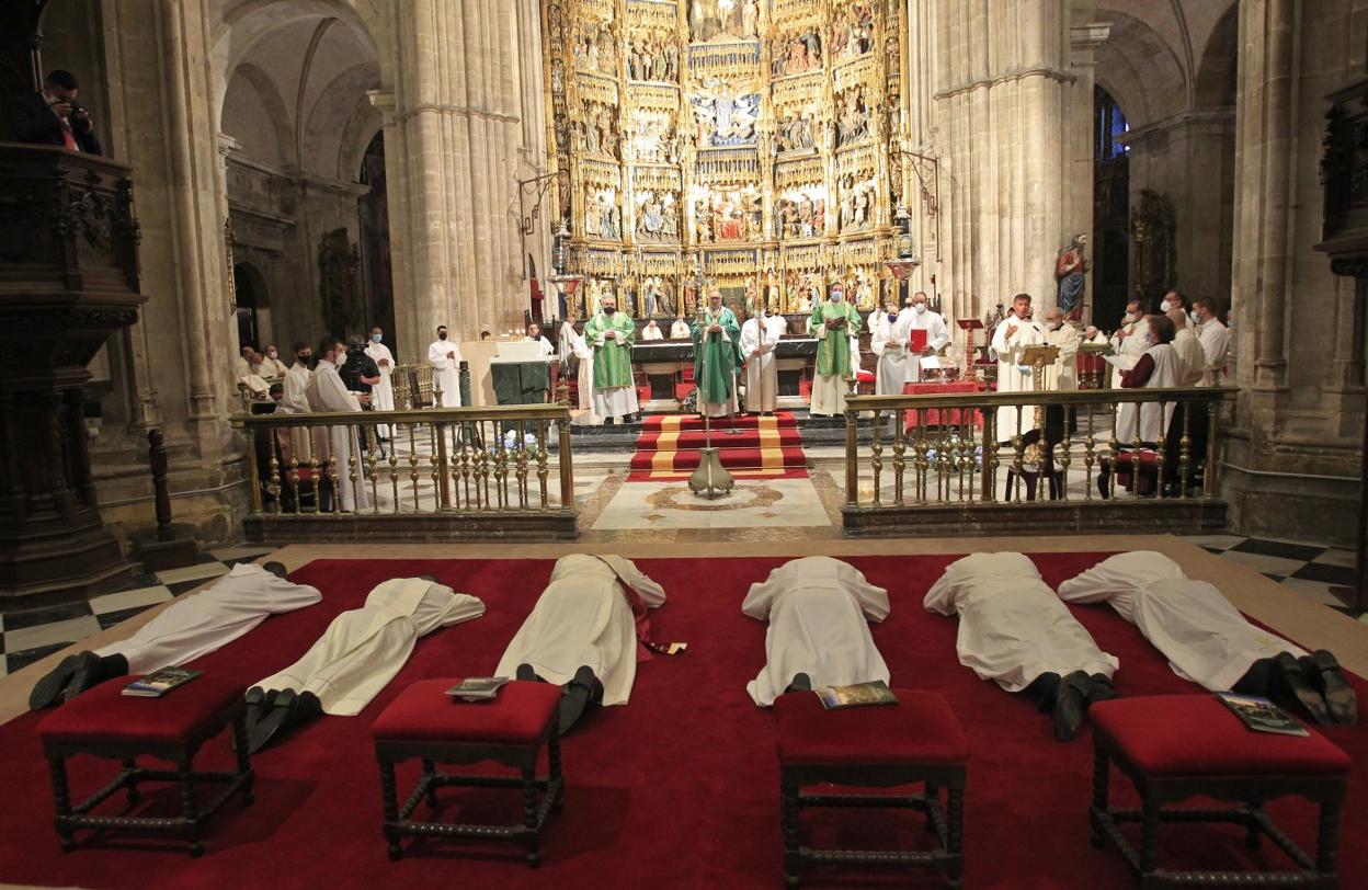 (Izquierda a derecha) Arturo José Matías, Marcos Argüelles, Miguel Vilariño, Antonio Huélamo, José Luis García y Alfredo Jesús García, durante el momento de la postración. Al fondo, en el centro, el arzobispo. 