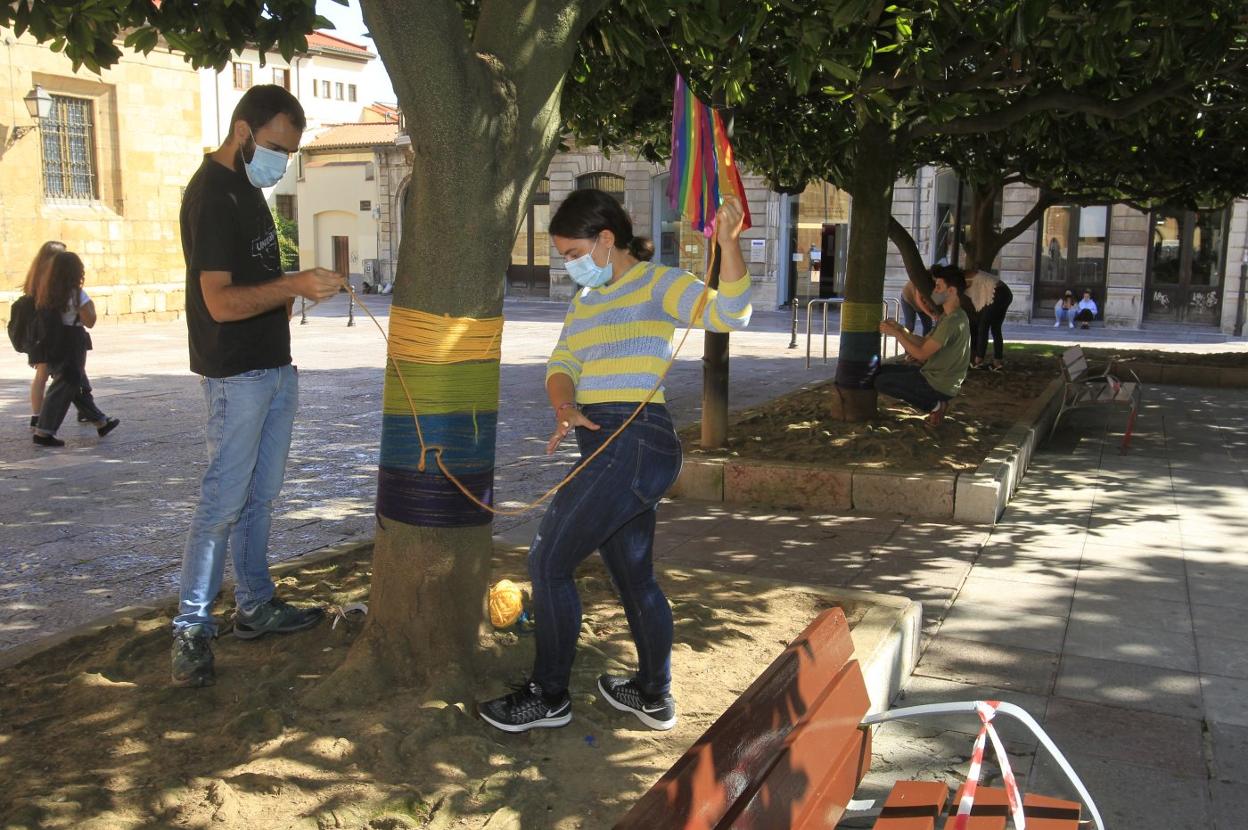 Los miembros de los colectivos integrados en La Folixaria decoraron con hilos los árboles de la plaza para leer su 'pregón'. 