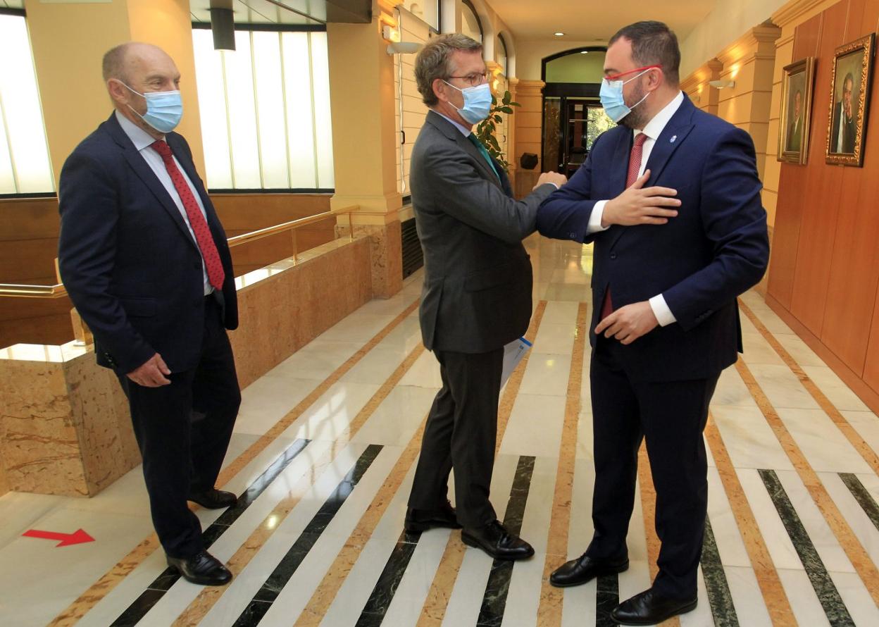 Los presidentes asturiano y gallego, Adrián Barbón y Alberto Núñez Feijóo, acompañados por el vicepresidente Juan Cofiño. 