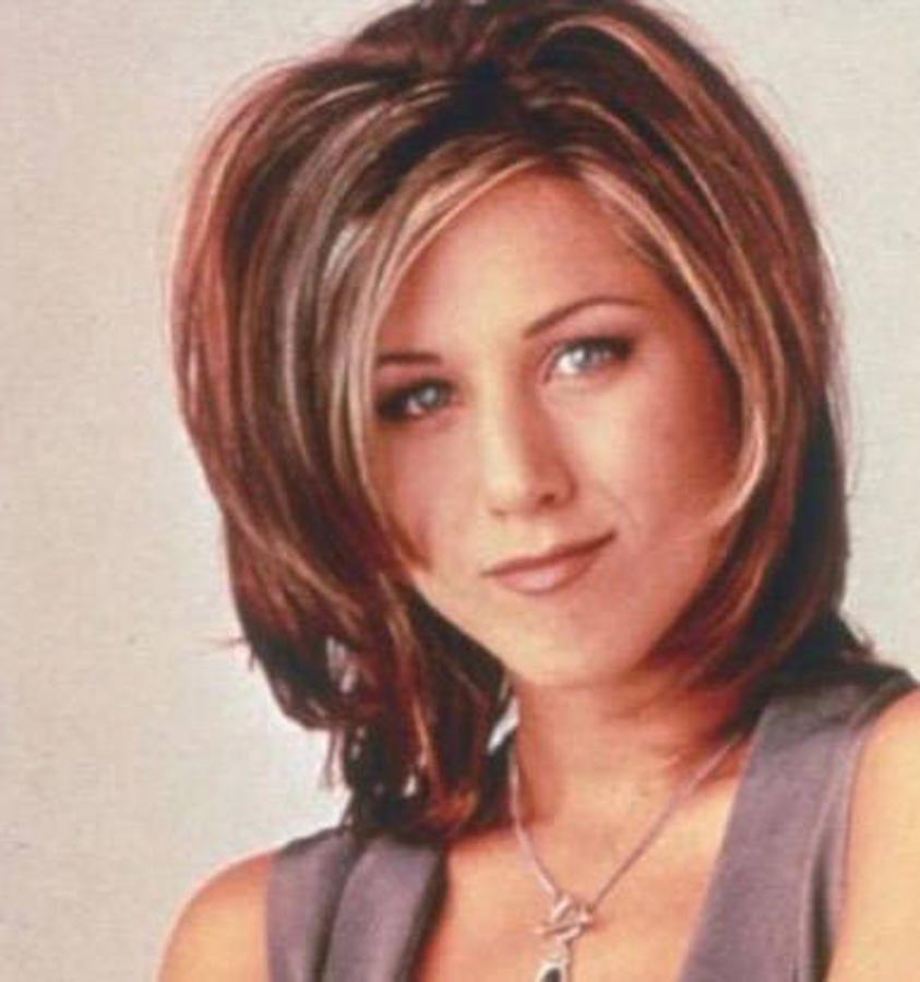 Melena Shag con muchas capas: Este corte de pelo de Jennifer Aniston en la serie de 'Friends' firmado por el estlista Chris McMillan fue el peinado más solicitado en la década de los 90, hasta el punto de que llegó a conocerse como el corte 'Rachel' (en honor a su nombre en la ficción). Pero su éxito continúa teniendo hueco a día de hoy. Se trata de una melena estilo 'shag', desfilada y con muchas capas casi imperceptibles que ya han llevado multitud de famosas como la mismísima Bella Hadid