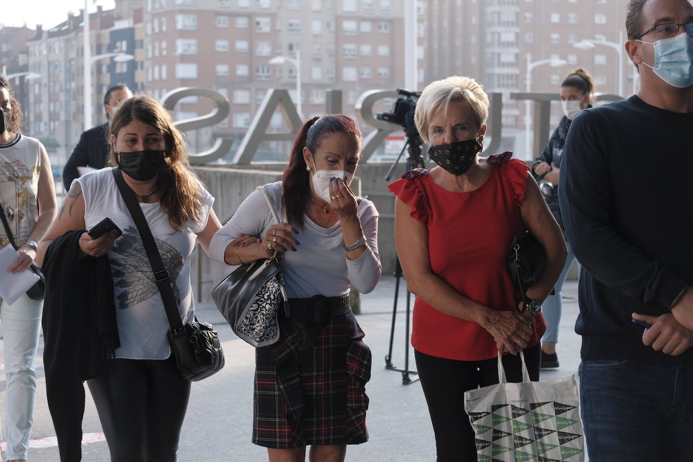 El juicio contra Javier Ledo por la muerte de Paz Fernández Borrego ha comenzado con protestas. Colectivos feministas se han concentrado ante la Audiencia Provincial para reclamar «justicia» por el «asesinato machista» de Paz Fernández Borrego