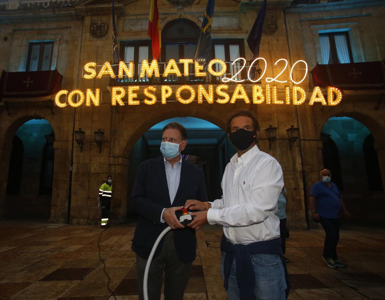 Alfredo Canteli y Nacho Cuesta durante el encendido oficial de las luces. 