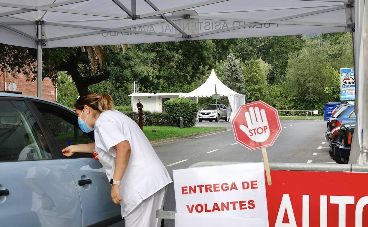 Puesto autocovid situado en el Hospital de Arriondas. 