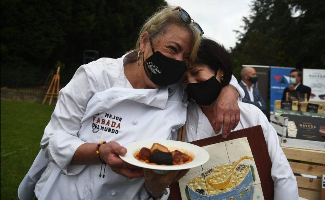 Ana Azpiazu y Rosa María Vales, con la fabada ganadora y su galardón.