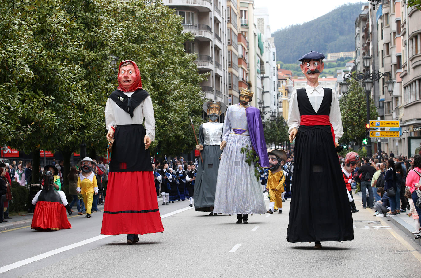 El 19 de septiembre en Oviedo es una fecha señalada en el alma de San Mateo. Este año, por la Covid, no se celebrará el Desfile del Día de América en Asturias, del que te presentamos un recorrido visual a lo largo de sus setenta años de historia, que precisamente celebraría en esta edición