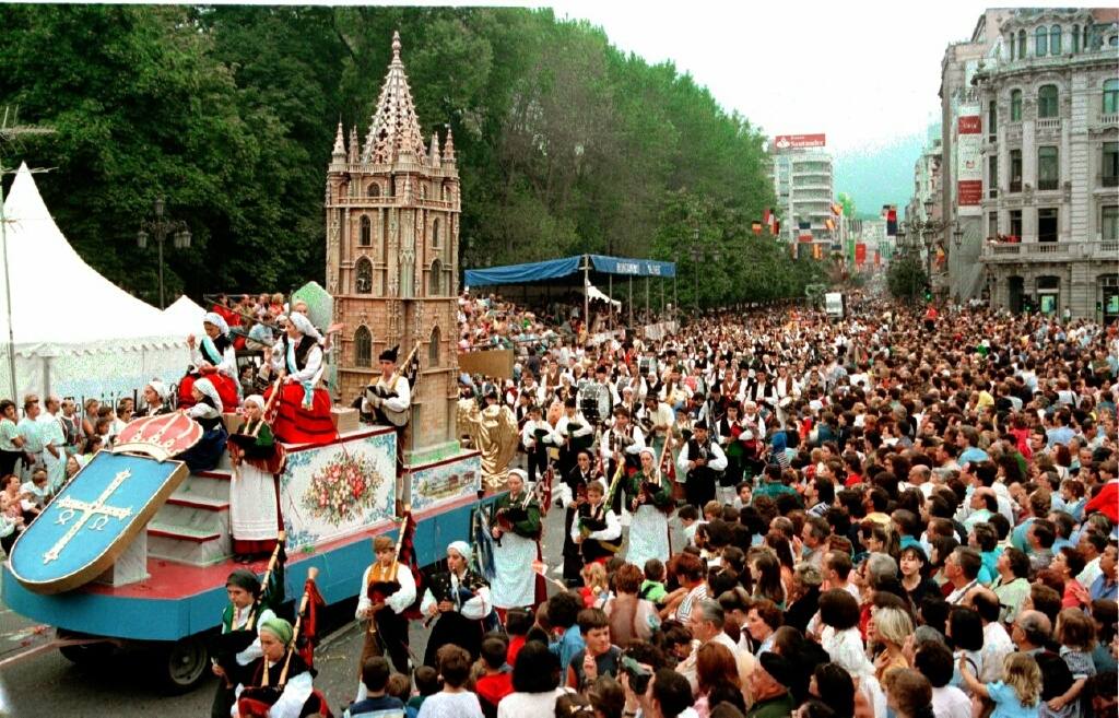 El 19 de septiembre en Oviedo es una fecha señalada en el alma de San Mateo. Este año, por la Covid, no se celebrará el Desfile del Día de América en Asturias, del que te presentamos un recorrido visual a lo largo de sus setenta años de historia, que precisamente celebraría en esta edición