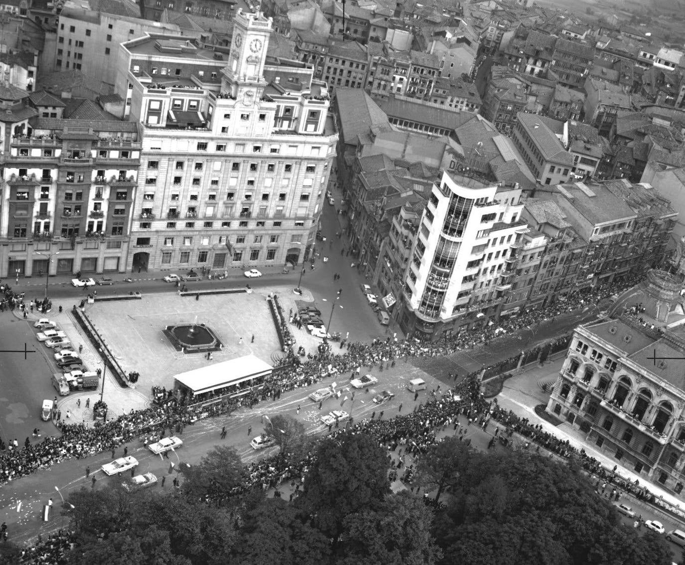 El 19 de septiembre en Oviedo es una fecha señalada en el alma de San Mateo. Este año, por la Covid, no se celebrará el Desfile del Día de América en Asturias, del que te presentamos un recorrido visual a lo largo de sus setenta años de historia, que precisamente celebraría en esta edición