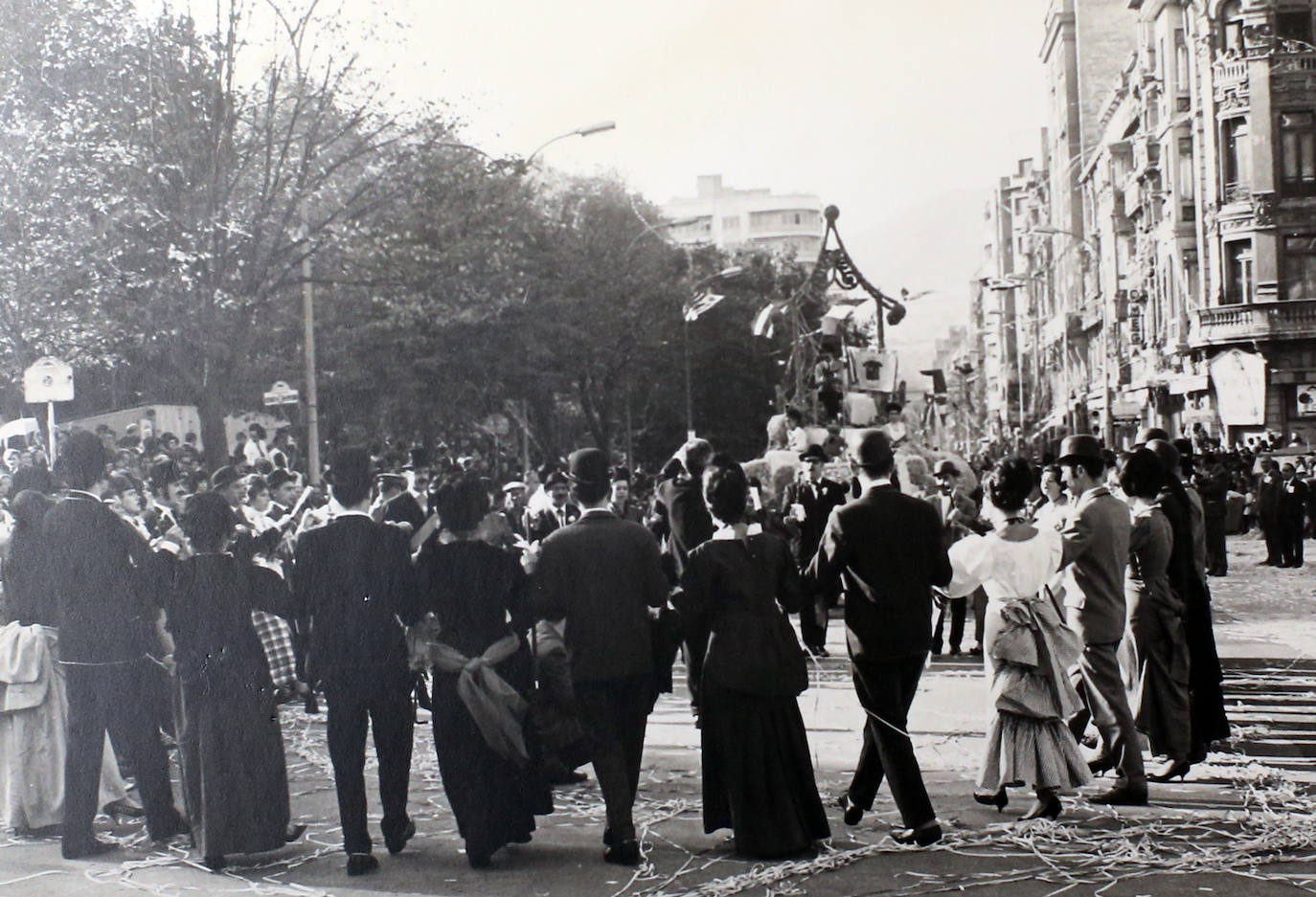 El 19 de septiembre en Oviedo es una fecha señalada en el alma de San Mateo. Este año, por la Covid, no se celebrará el Desfile del Día de América en Asturias, del que te presentamos un recorrido visual a lo largo de sus setenta años de historia, que precisamente celebraría en esta edición