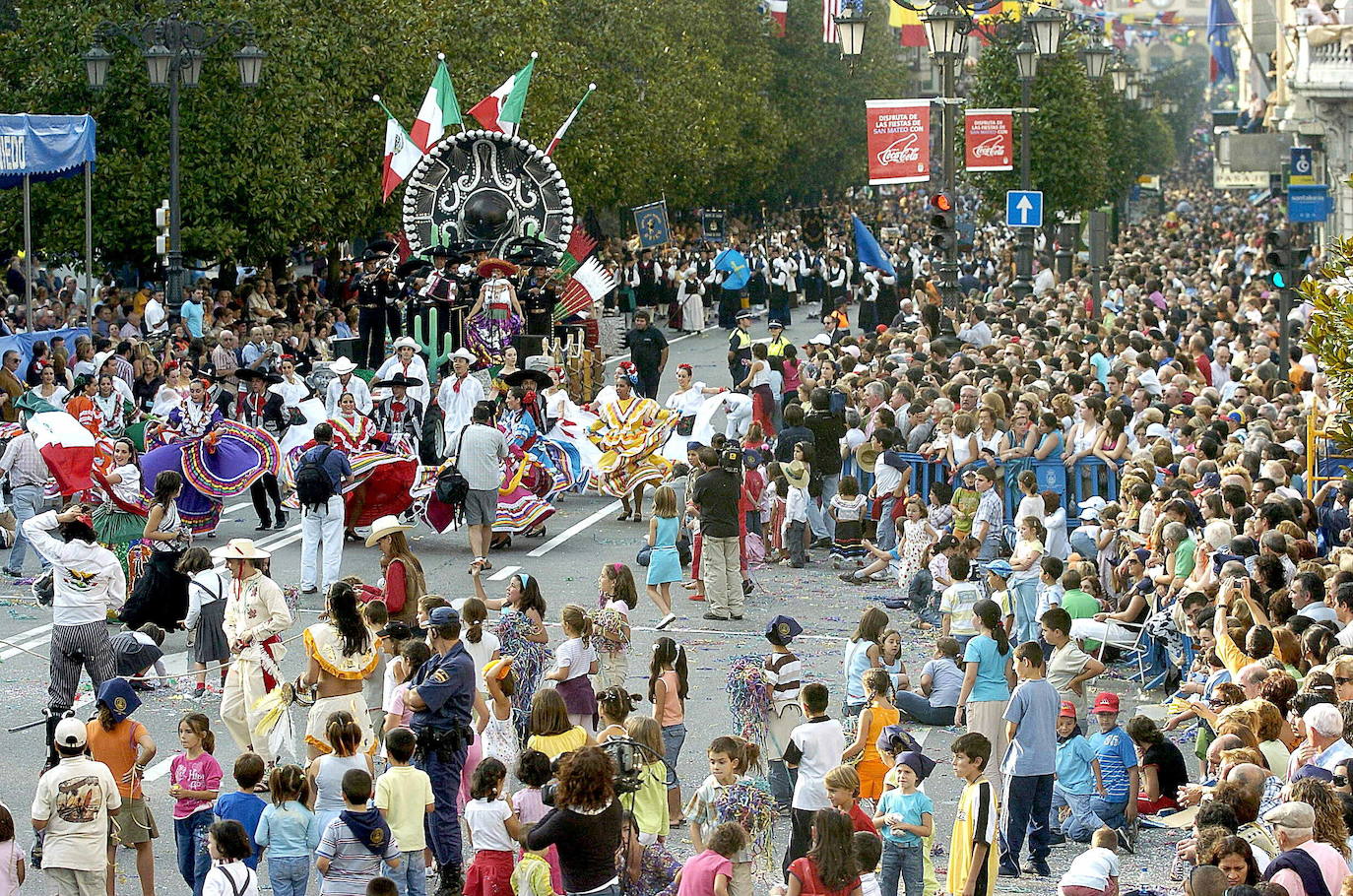 El 19 de septiembre en Oviedo es una fecha señalada en el alma de San Mateo. Este año, por la Covid, no se celebrará el Desfile del Día de América en Asturias, del que te presentamos un recorrido visual a lo largo de sus setenta años de historia, que precisamente celebraría en esta edición