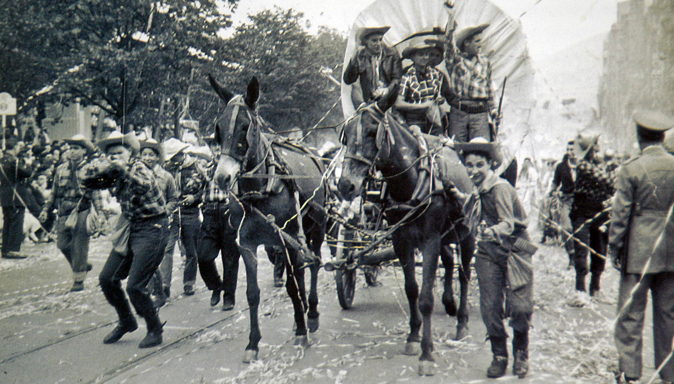 El 19 de septiembre en Oviedo es una fecha señalada en el alma de San Mateo. Este año, por la Covid, no se celebrará el Desfile del Día de América en Asturias, del que te presentamos un recorrido visual a lo largo de sus setenta años de historia, que precisamente celebraría en esta edición