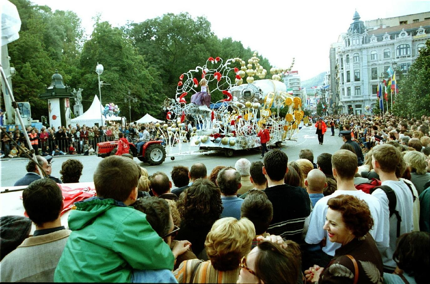 El 19 de septiembre en Oviedo es una fecha señalada en el alma de San Mateo. Este año, por la Covid, no se celebrará el Desfile del Día de América en Asturias, del que te presentamos un recorrido visual a lo largo de sus setenta años de historia, que precisamente celebraría en esta edición