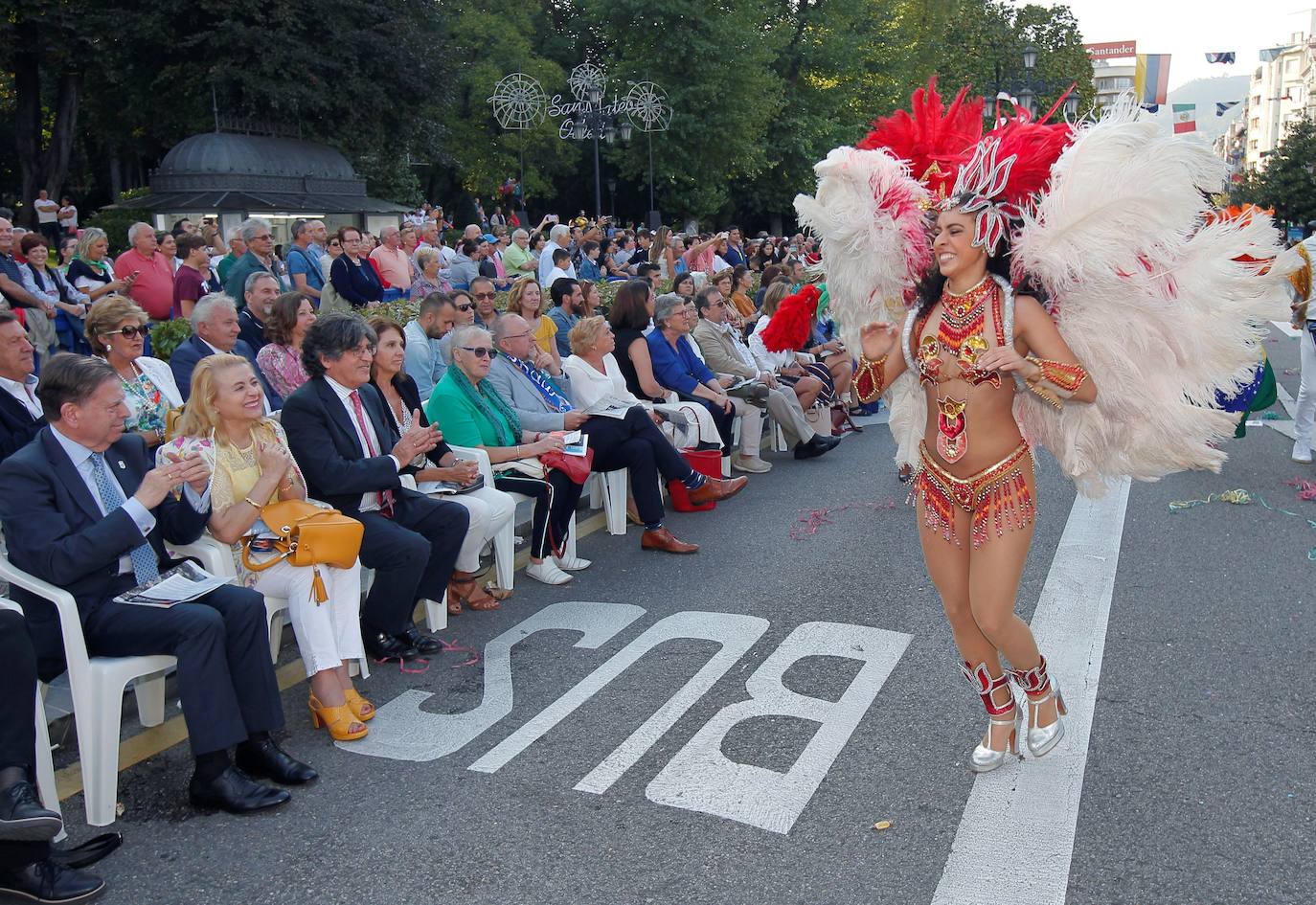 El 19 de septiembre en Oviedo es una fecha señalada en el alma de San Mateo. Este año, por la Covid, no se celebrará el Desfile del Día de América en Asturias, del que te presentamos un recorrido visual a lo largo de sus setenta años de historia, que precisamente celebraría en esta edición