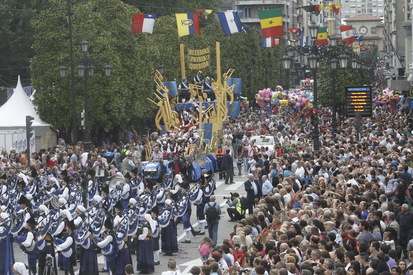 El 19 de septiembre en Oviedo es una fecha señalada en el alma de San Mateo. Este año, por la Covid, no se celebrará el Desfile del Día de América en Asturias, del que te presentamos un recorrido visual a lo largo de sus setenta años de historia, que precisamente celebraría en esta edición