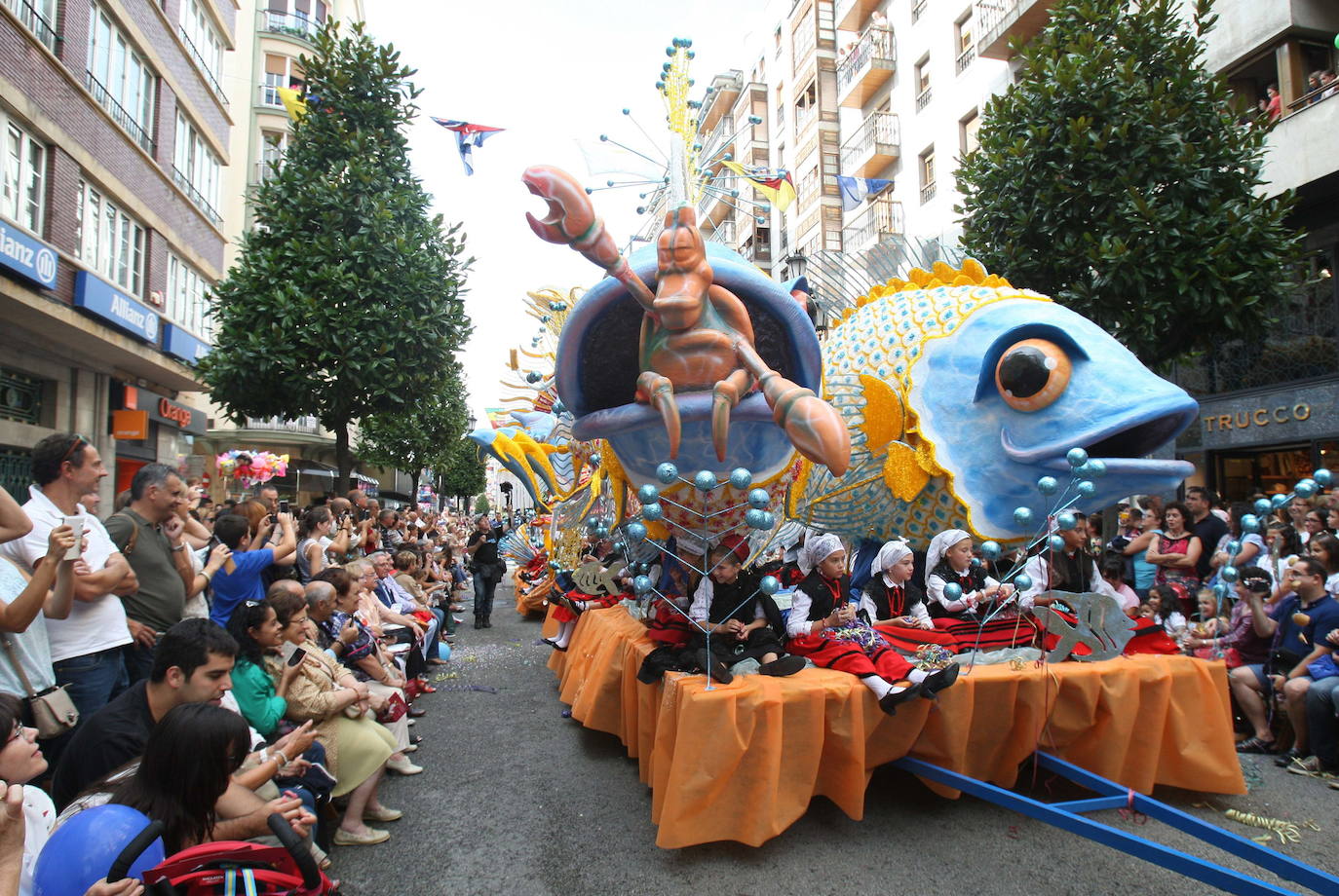 El 19 de septiembre en Oviedo es una fecha señalada en el alma de San Mateo. Este año, por la Covid, no se celebrará el Desfile del Día de América en Asturias, del que te presentamos un recorrido visual a lo largo de sus setenta años de historia, que precisamente celebraría en esta edición