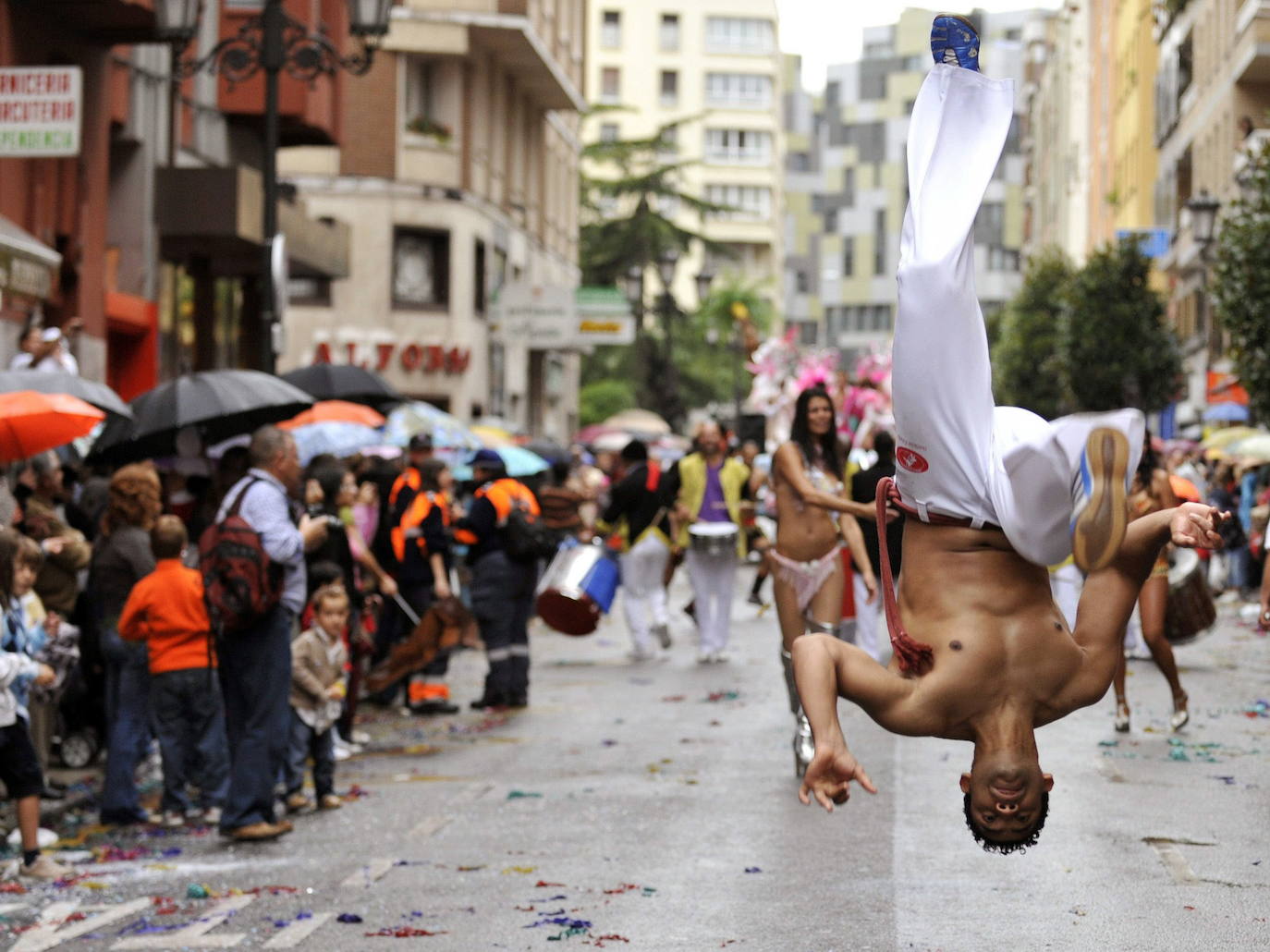 El 19 de septiembre en Oviedo es una fecha señalada en el alma de San Mateo. Este año, por la Covid, no se celebrará el Desfile del Día de América en Asturias, del que te presentamos un recorrido visual a lo largo de sus setenta años de historia, que precisamente celebraría en esta edición