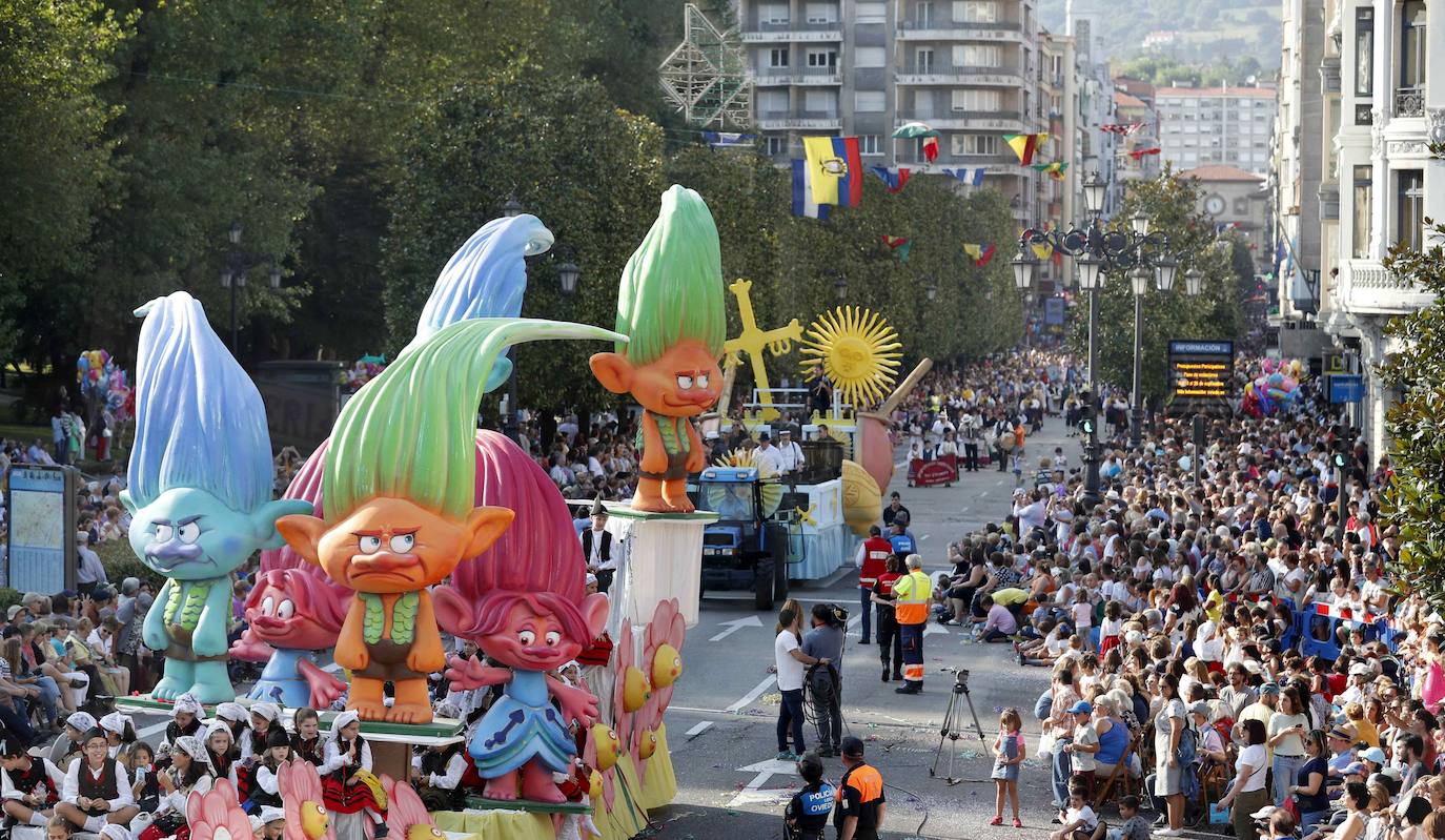 El 19 de septiembre en Oviedo es una fecha señalada en el alma de San Mateo. Este año, por la Covid, no se celebrará el Desfile del Día de América en Asturias, del que te presentamos un recorrido visual a lo largo de sus setenta años de historia, que precisamente celebraría en esta edición