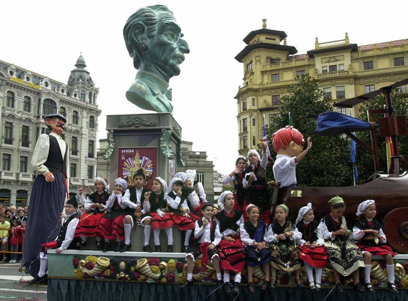 El 19 de septiembre en Oviedo es una fecha señalada en el alma de San Mateo. Este año, por la Covid, no se celebrará el Desfile del Día de América en Asturias, del que te presentamos un recorrido visual a lo largo de sus setenta años de historia, que precisamente celebraría en esta edición