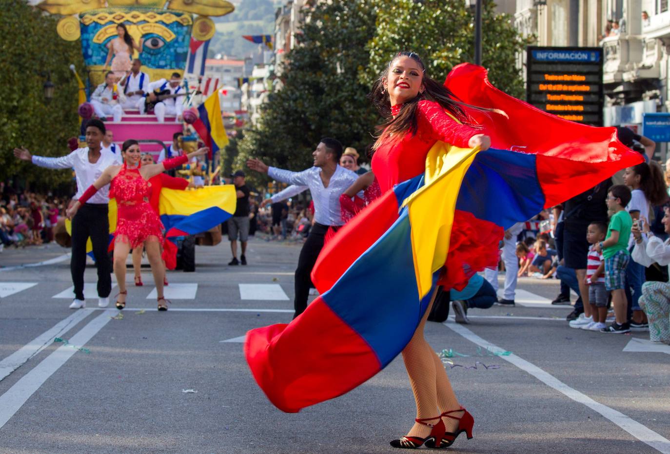 El 19 de septiembre en Oviedo es una fecha señalada en el alma de San Mateo. Este año, por la Covid, no se celebrará el Desfile del Día de América en Asturias, del que te presentamos un recorrido visual a lo largo de sus setenta años de historia, que precisamente celebraría en esta edición