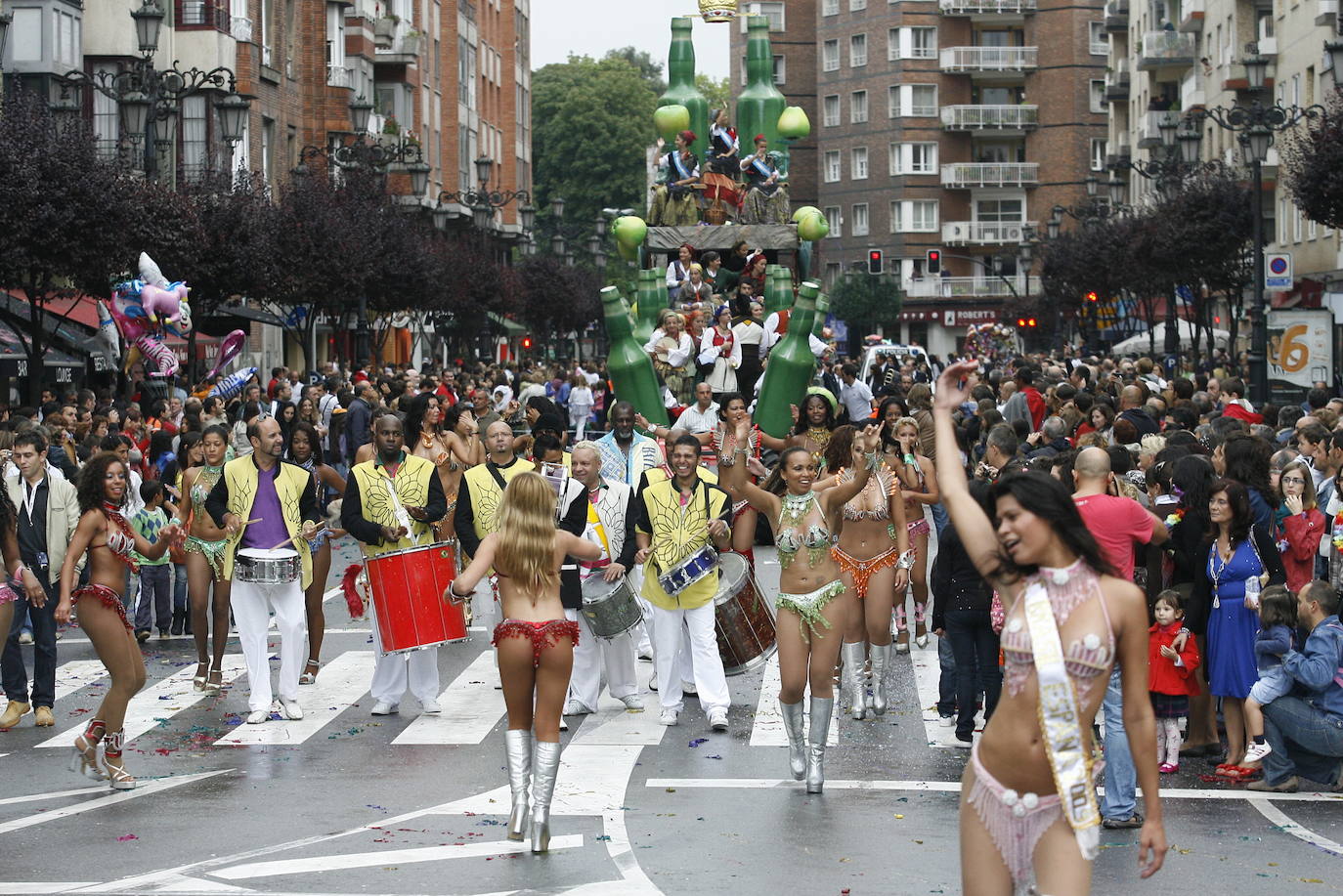 El 19 de septiembre en Oviedo es una fecha señalada en el alma de San Mateo. Este año, por la Covid, no se celebrará el Desfile del Día de América en Asturias, del que te presentamos un recorrido visual a lo largo de sus setenta años de historia, que precisamente celebraría en esta edición