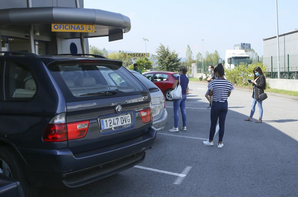 Conductores esperando su turno en la estación de la ITV del polígono Natalio, en Paredes, ayer. 