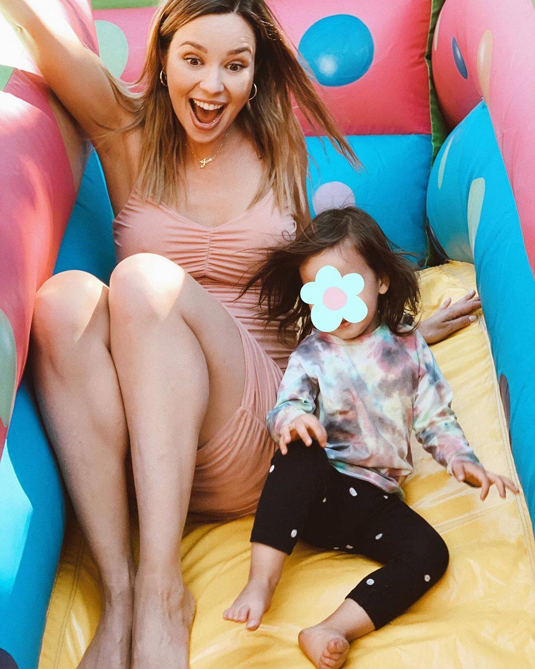 Dafne Fernández con su hijo, Jon, y embarazada de una niña. 