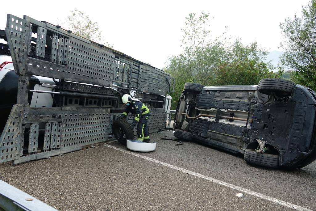 Los coches que transportaban, así como el propio camión, quedaron sobre la vía, ocupando ambos carriles.