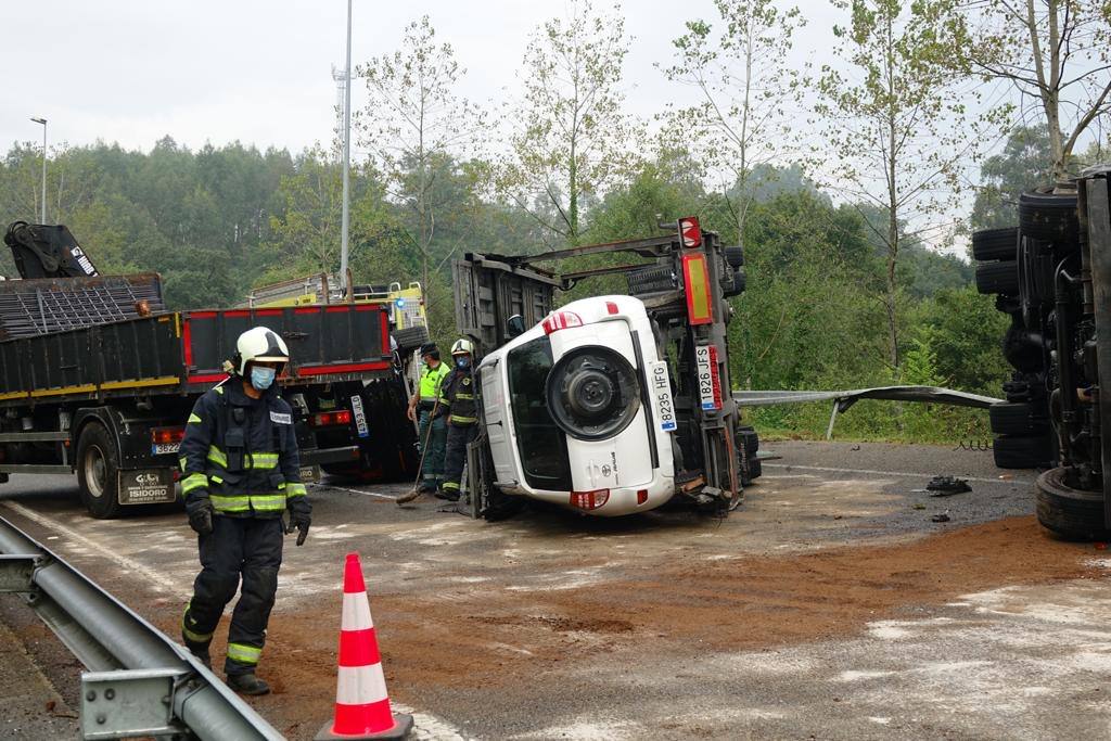 Los coches que transportaban, así como el propio camión, quedaron sobre la vía, ocupando ambos carriles.