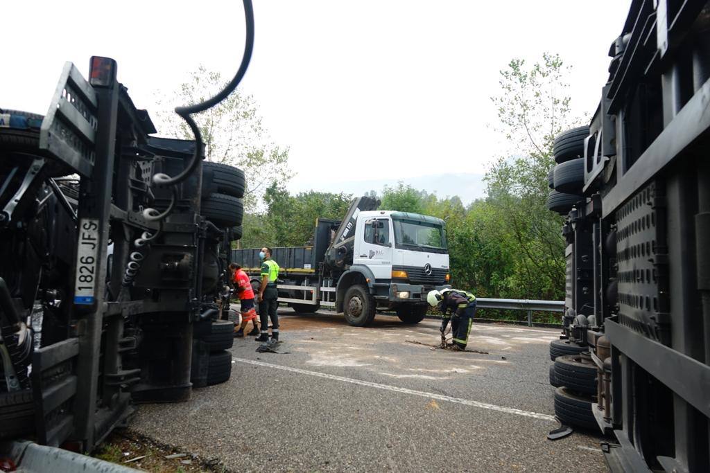 Los coches que transportaban, así como el propio camión, quedaron sobre la vía, ocupando ambos carriles.