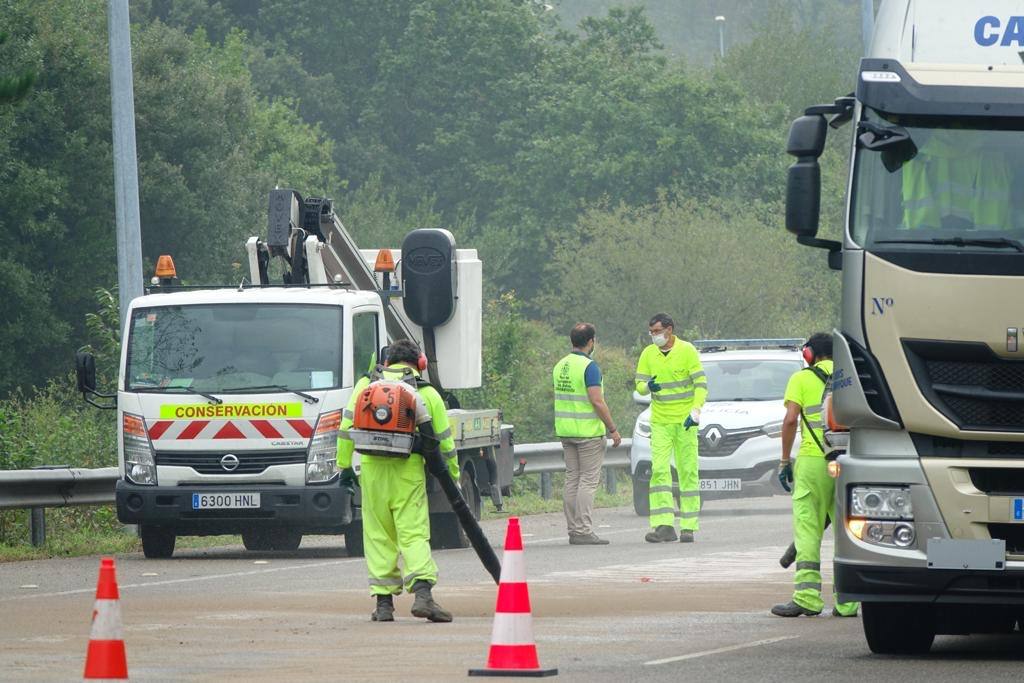 Los coches que transportaban, así como el propio camión, quedaron sobre la vía, ocupando ambos carriles.