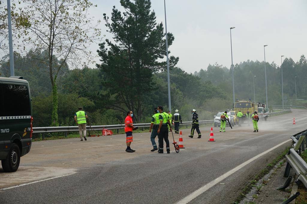 Los coches que transportaban, así como el propio camión, quedaron sobre la vía, ocupando ambos carriles.