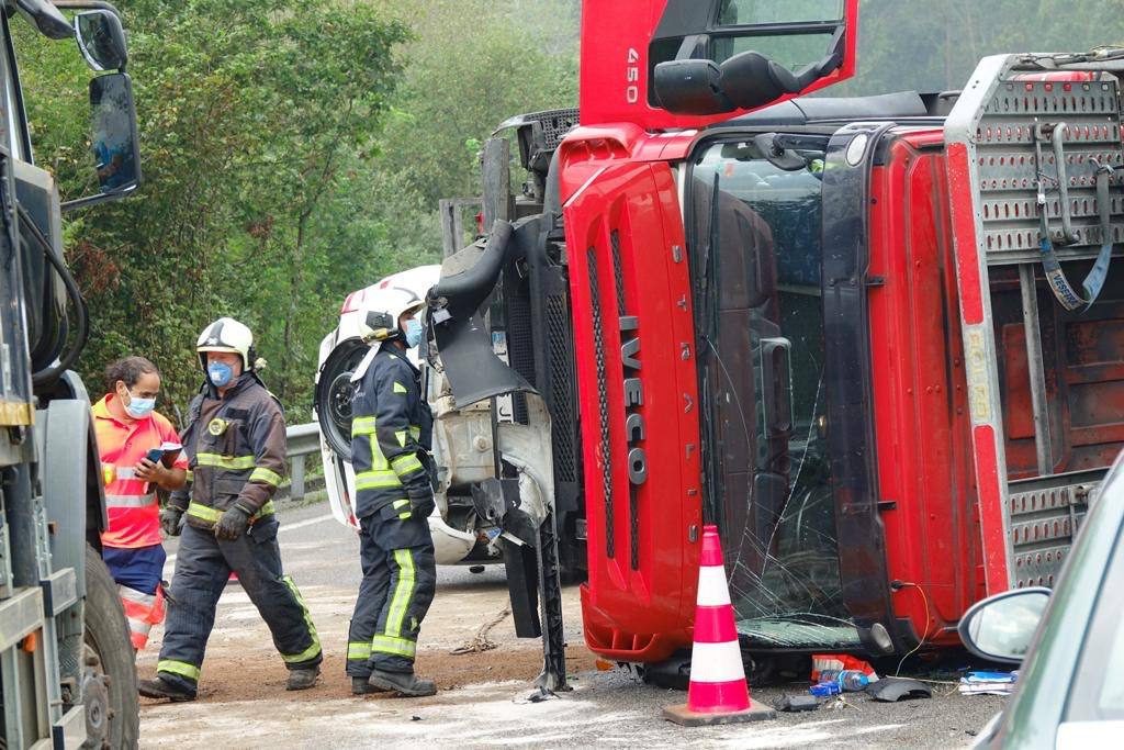 Los coches que transportaban, así como el propio camión, quedaron sobre la vía, ocupando ambos carriles.